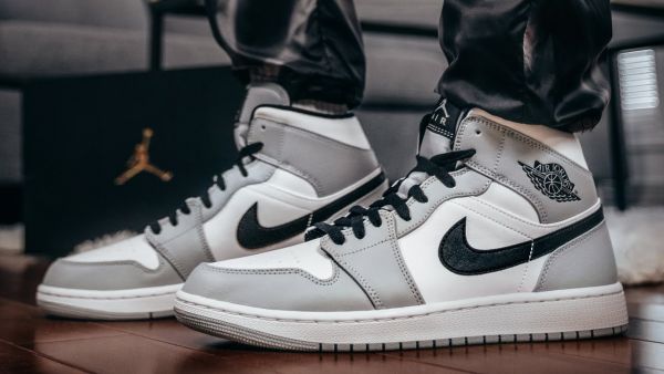 Nike mens Air Jordan 1 Mid