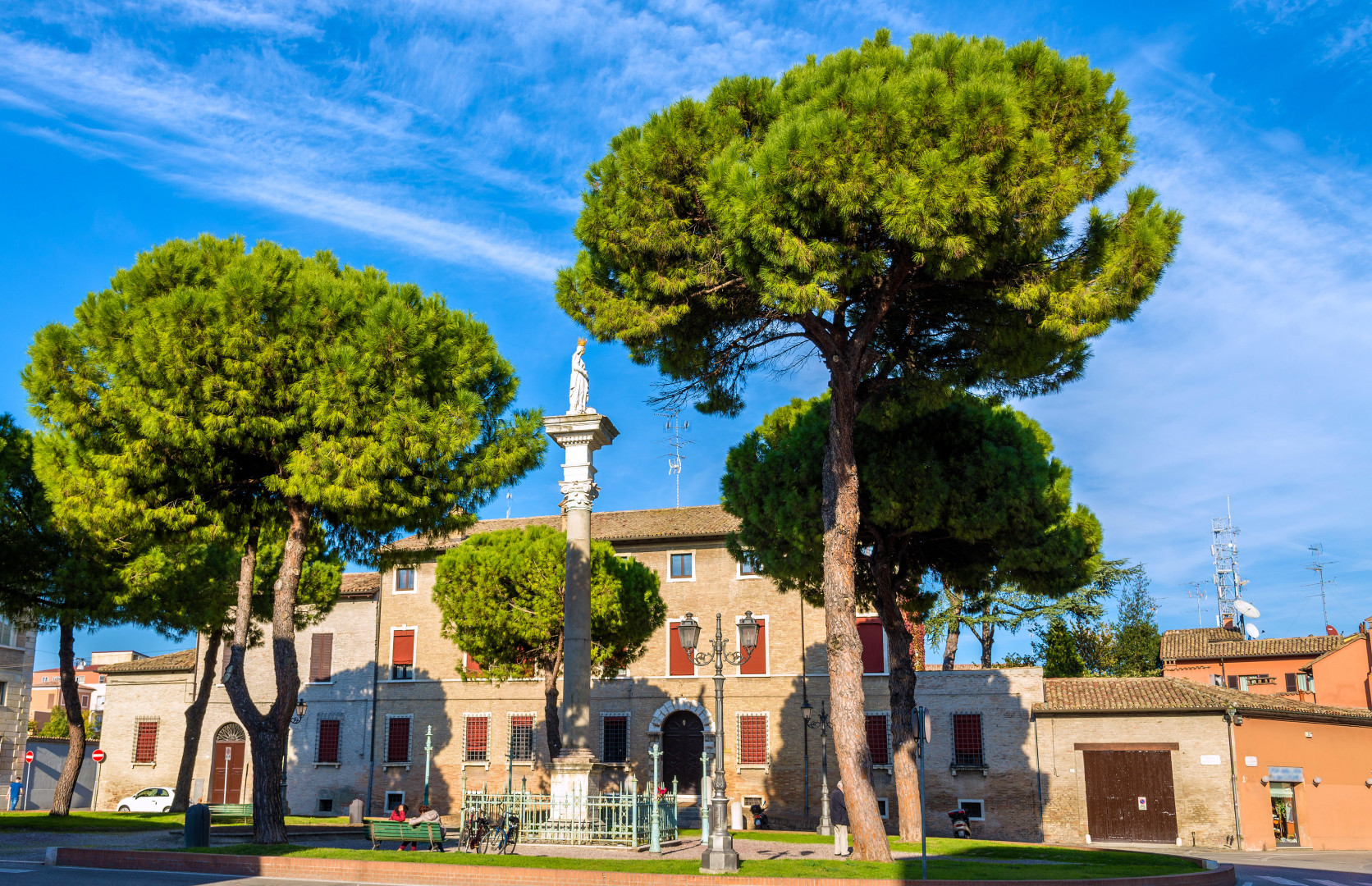 Piazza Duomo in Ravenna, Italy, showcasing a statue on a column in the square.